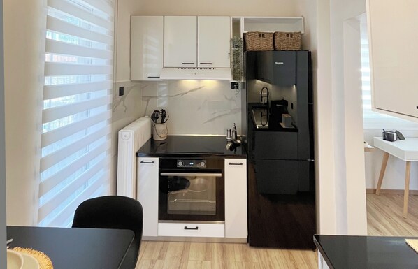 Fridge, oven, stovetop, dishwasher