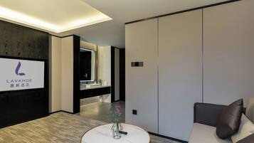 Luxury Double Room, City View | Interior