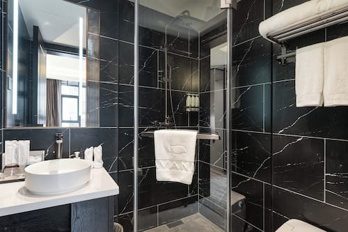 Superior tweepersoonskamer, uitzicht op de stad | Badkamer | Een douche, een haardroger, pantoffels, handdoeken