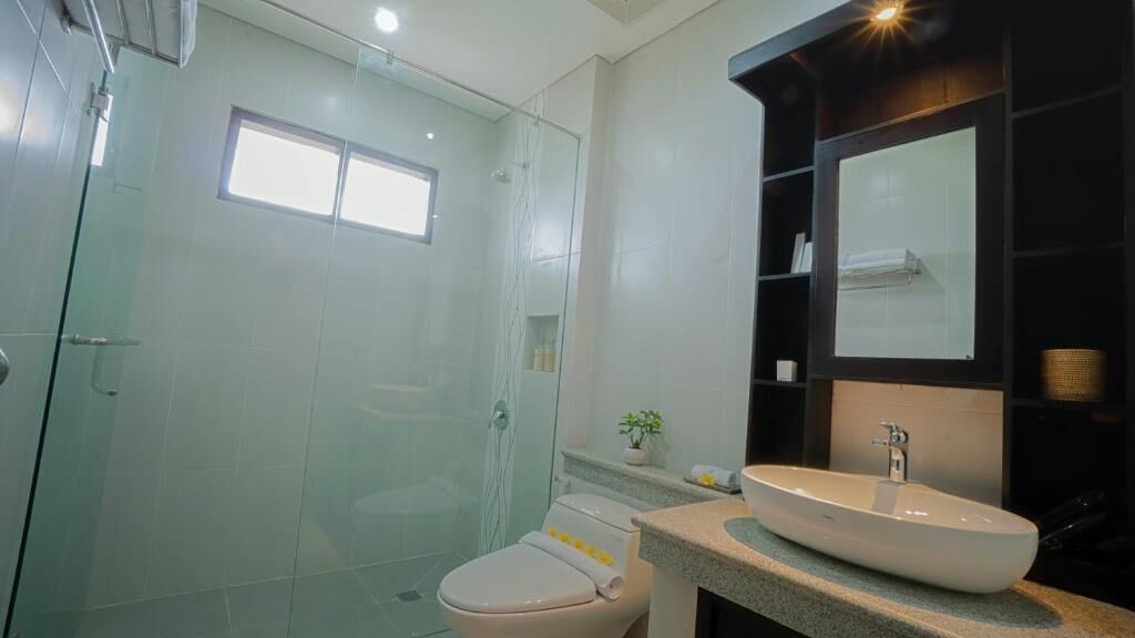 Junior Suite, Balcony, Garden View | Bathroom | Slippers