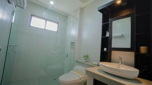 Junior Suite, Balcony, Garden View | Bathroom | Slippers