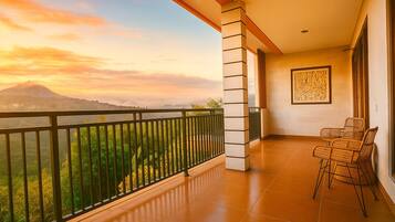 Studiosuite, balkong, utsikt mot høyde | Terrasse/patio