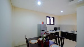 Studiosuite, Balkon, Hügelblick | Speisen