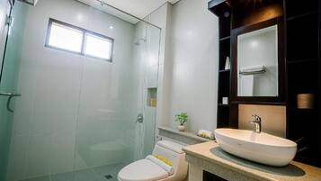 Studiosuite, Balkon, Hügelblick | Badezimmer | Hausschuhe