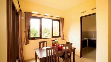 Junior-Suite, Balkon, Gartenblick | Speisen