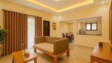 Studio Suite, Balcony, Hill View | Living area