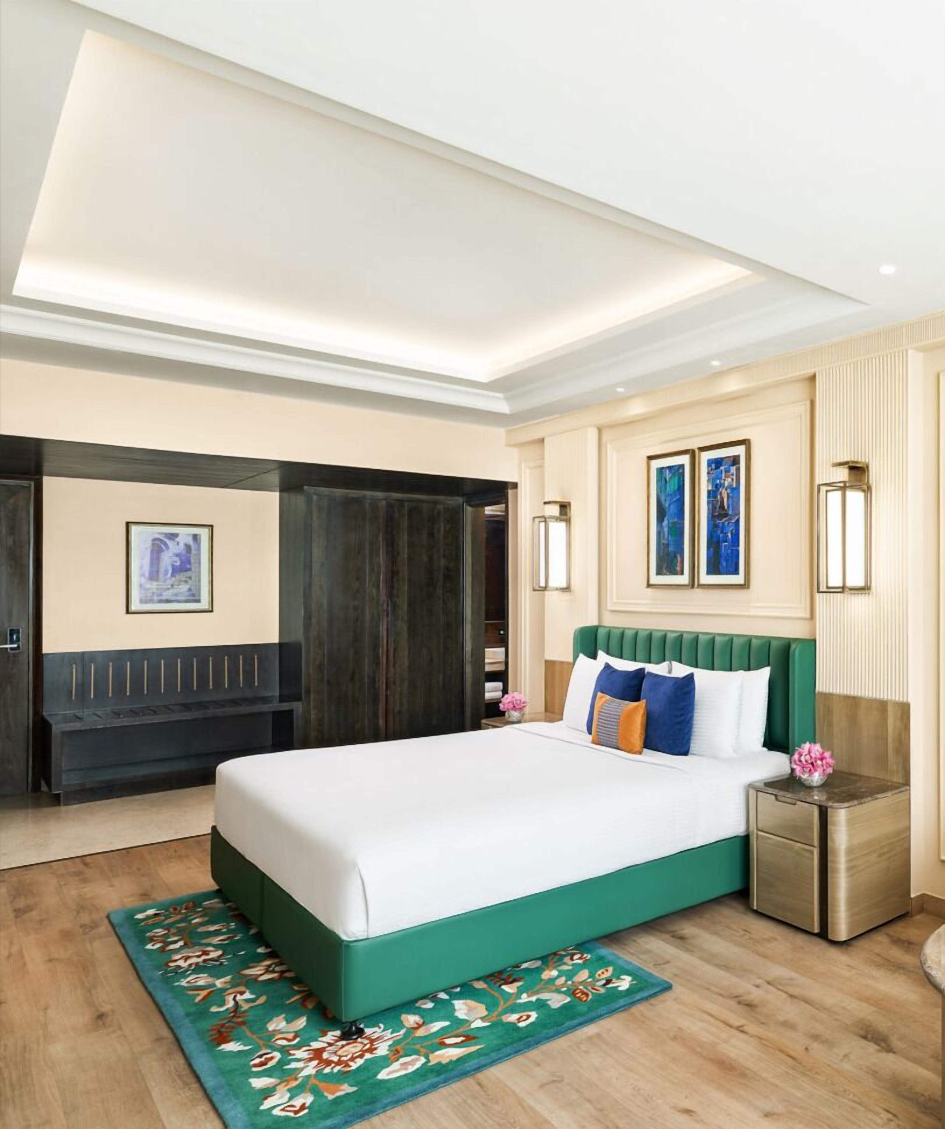 Premium Room, 1 King Bed | Pillow-top beds, in-room safe, desk, laptop workspace