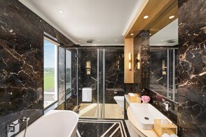 Suite de luxe | Bany | Articles de tocador gratuïts, assecador de cabells i barnussos 
