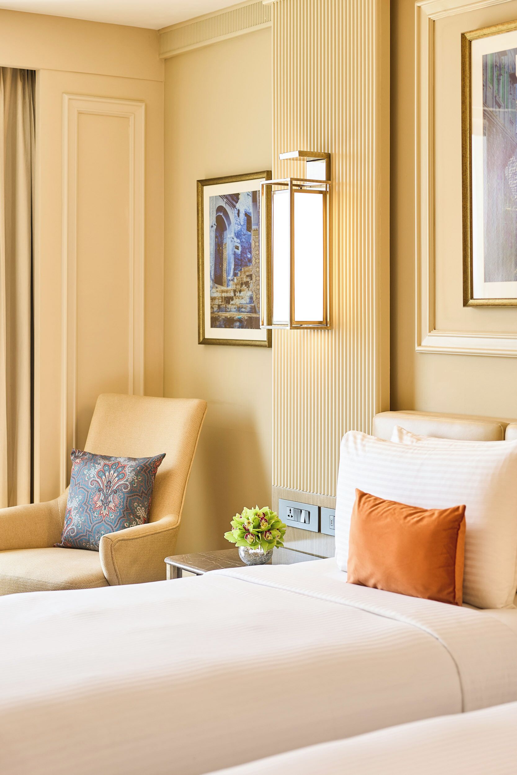 Chambre Deluxe avec lits jumeaux | Lit avec matelas à plateau-coussin, coffre-fort, bureau