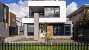 A modern two-story house with a balcony, large windows, and a small garden area. - Rooftop Deck & Sauna, 350m to Safety Beach (Safety Beach)