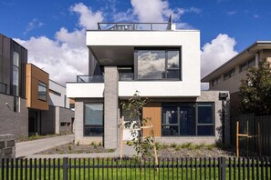 Exterior - Saltbush House 350m to Beach (Safety Beach)