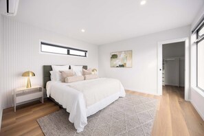 Desk, iron/ironing board, travel cot, WiFi - Saltbush House 350m to Beach (Safety Beach)