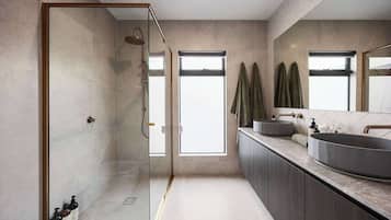 Shower, hair dryer, towels
