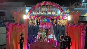 L’entrée d’un hôtel avec une enseigne indiquant « TEL SWASTIK BHULI » et « Vishnuprad Road, Gaya ».
