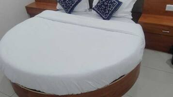 Deluxe Room | Egyptian cotton sheets, premium bedding, memory-foam beds, desk