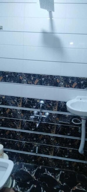 Dusj, regndusjhode, designertoalettartikler og håndklær