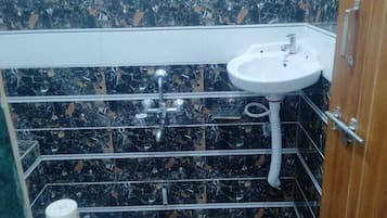 Deluxe Room | Bathroom