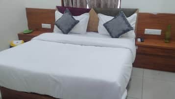 Deluxe Room | Desk, laptop workspace, free WiFi