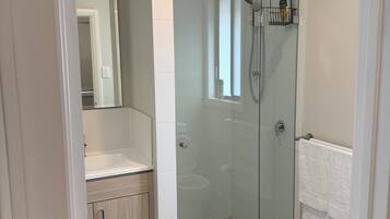 Shower, hair dryer, bidet, towels
