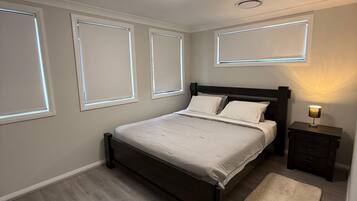 5 bedrooms, iron/ironing board, WiFi, bed sheets