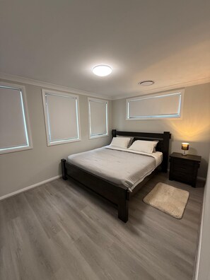 5 bedrooms, iron/ironing board, WiFi, bed sheets - Bright family-friendly home with garden (Cobbitty)