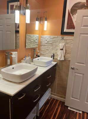 Dusj, hårføner, håndklær og såpe