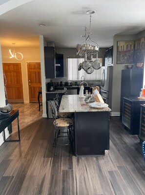 Jääkaappi, mikroaaltouuni, uuni, liesi