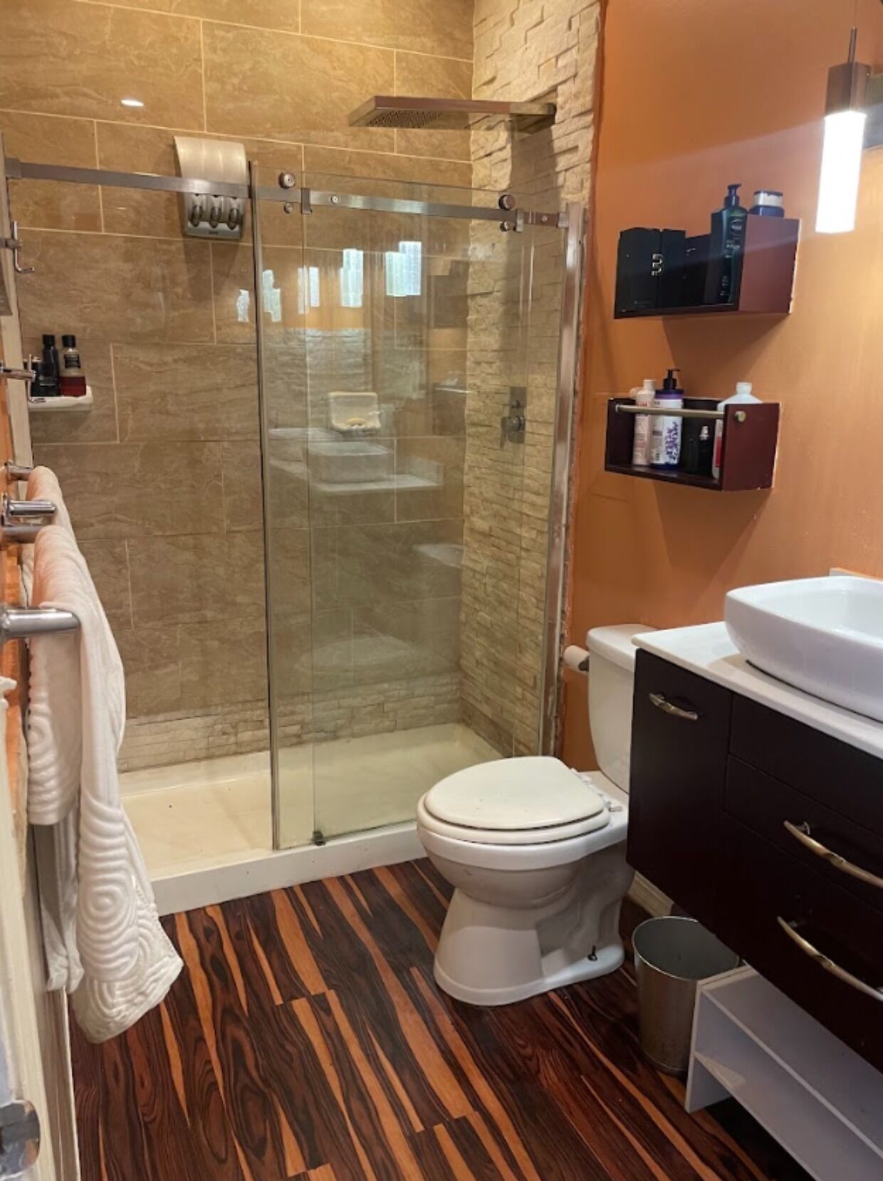 Suihku, hiustenkuivaaja, pyyhkeet, saippua