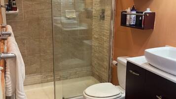 Suihku, hiustenkuivaaja, pyyhkeet, saippua