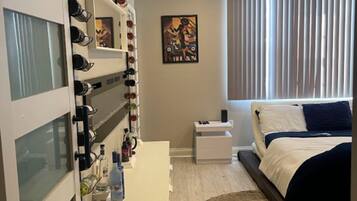 3 makuuhuonetta, työpöytä, ilmainen Wi-Fi, vuodevaatteet