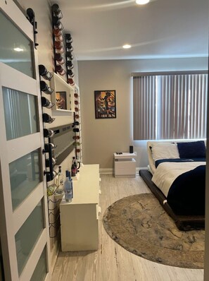 3 makuuhuonetta, työpöytä, ilmainen Wi-Fi, vuodevaatteet