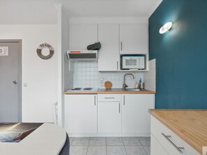 Fridge, microwave, oven, coffee/tea maker