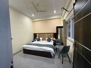 Superior Room | Laptop workspace, free WiFi - Verdant Haven Hotel (Rishikesh)