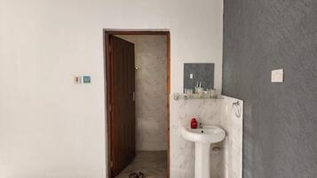 Deluxe Twin Room | Individually decorated, individually furnished, free WiFi, bed sheets