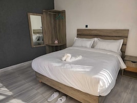 Wifi gratis, decoración personalizada y muebles diferentes