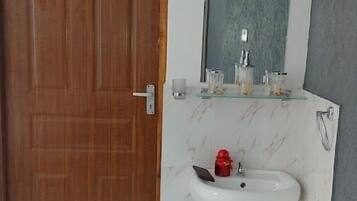 Ducha, artículos de tocador gratuitos, pantuflas, toallas