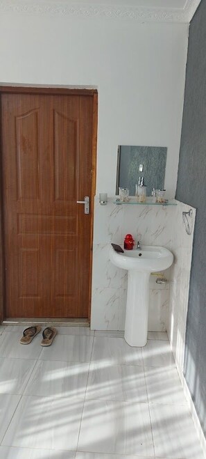 Ducha, artículos de tocador gratuitos, pantuflas, toallas