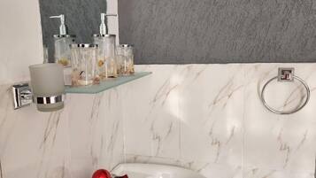 Ducha, artículos de tocador gratuitos, pantuflas, toallas