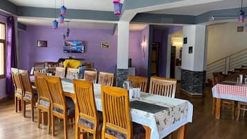 Dobbeltrom – deluxe, balkong, fjellutsikt | Spiseområde