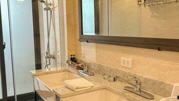 Junior-Suite, Balkon, Stadtblick | Badezimmer | Kostenlose Toilettenartikel, Seife, Shampoo, Toilettenpapier