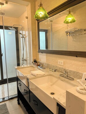 Junior-Suite, Balkon, Stadtblick | Badezimmer | Kostenlose Toilettenartikel, Seife, Shampoo, Toilettenpapier