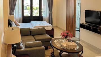 Junior-Suite, Balkon, Stadtblick | Kostenloses Internet per Kabel