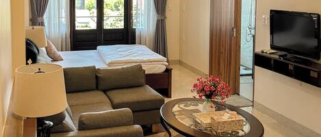 Junior-Suite, Balkon, Stadtblick | Kostenloses Internet per Kabel