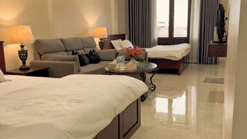 Junior-Suite, Balkon, Stadtblick | Kostenloses Internet per Kabel