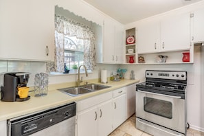 Fridge, microwave, stovetop, dishwasher - Spacious Jax Home Near Riverwalk & All Beaches (Jacksonville)