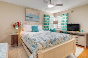 4 bedrooms, iron/ironing board, travel cot, Internet - Spacious Jax Home Near Riverwalk & All Beaches (Jacksonville)