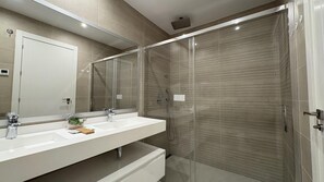 Shower, hair dryer, towels - Sunset Drive III by Terreta Rentals (Benidorm)