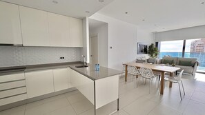 Fridge, microwave, oven, dishwasher - Sunset Drive III by Terreta Rentals (Benidorm)