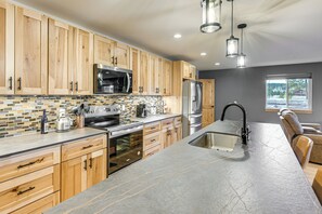 Réfrigérateur, micro-ondes, plaque de cuisson, lave-vaisselle