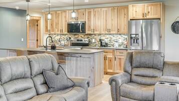 Télévision, cheminée, livres